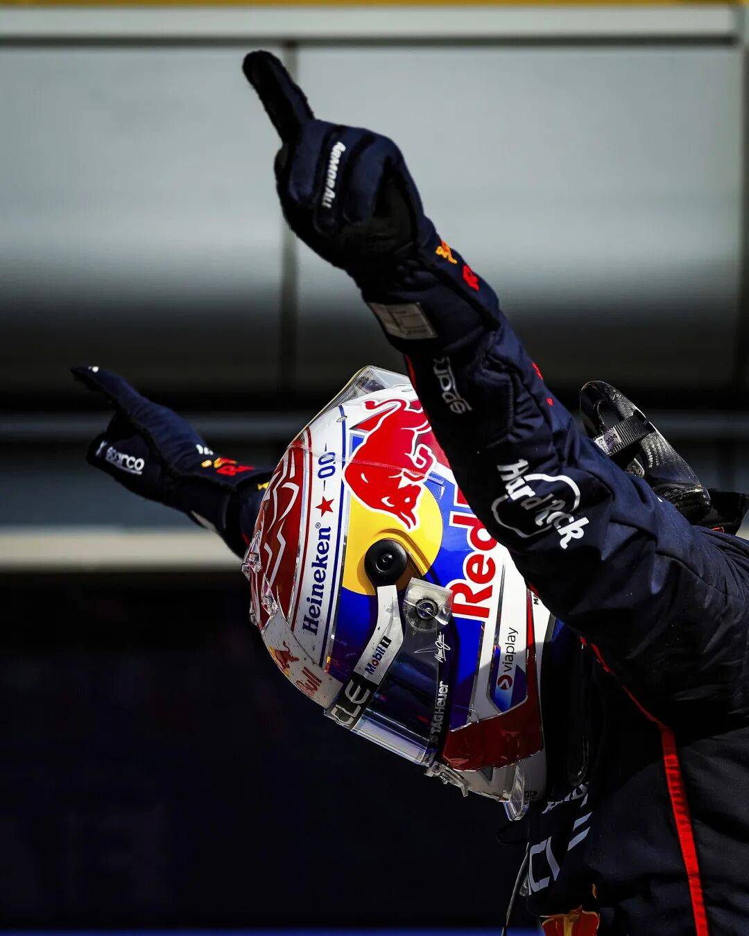 包含红牛二队险胜哈斯车队，皮亚斯特里扛起全队的词条