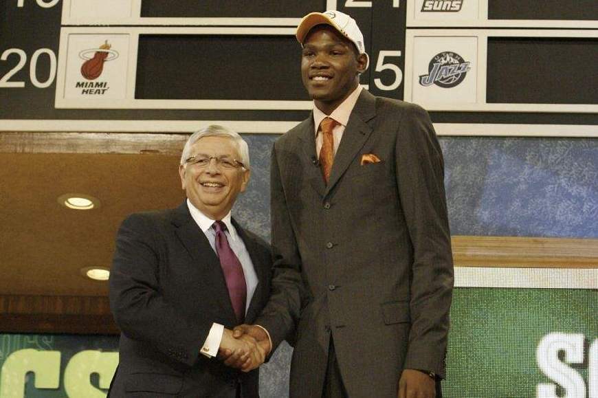 国王险胜骑士，易建联带队取胜